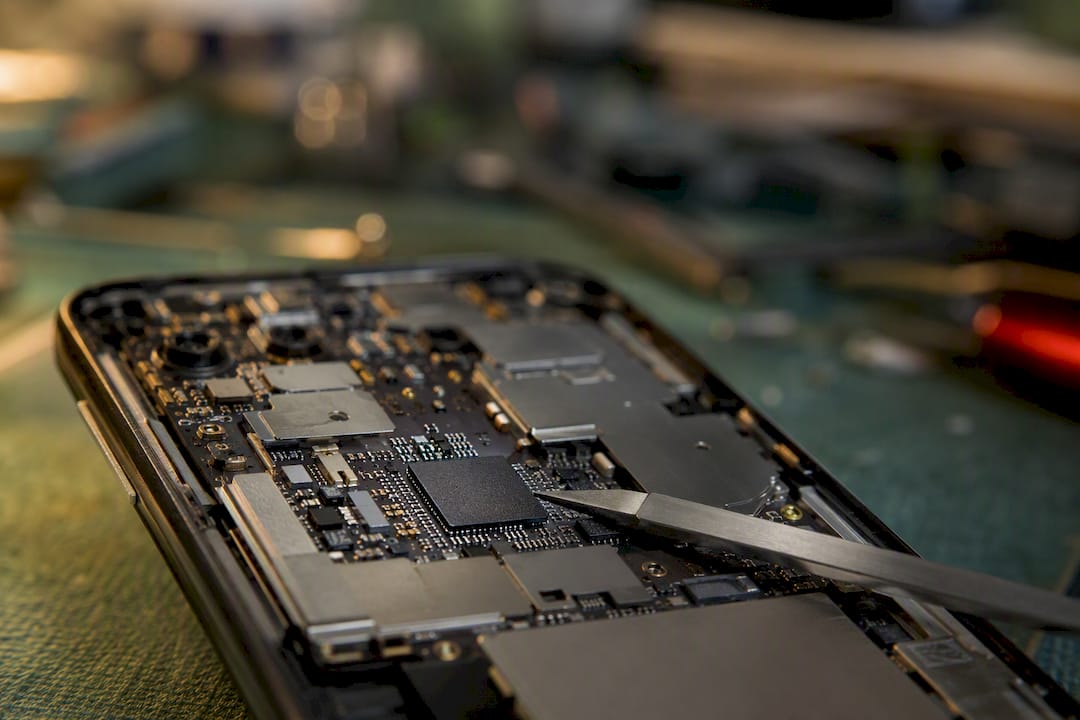 Smartphone circuit board with secure element chip