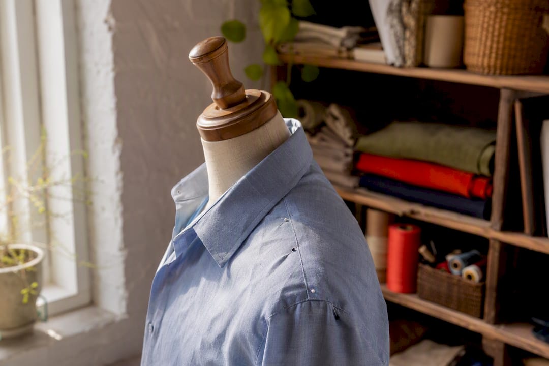 Measure First Dress Shirt Fit: Five Checks for Collar, Shoulders, Cuffs 2026 Lizard's Lunch Close-up of shoulder seam on dress shirt