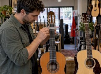 Acoustic vs Classical Guitar: Test the 52 mm Neck Before Buying 2026 Lizard's Lunch Acoustic vs Classical Guitar: Test the 52 mm Neck Before Buying
